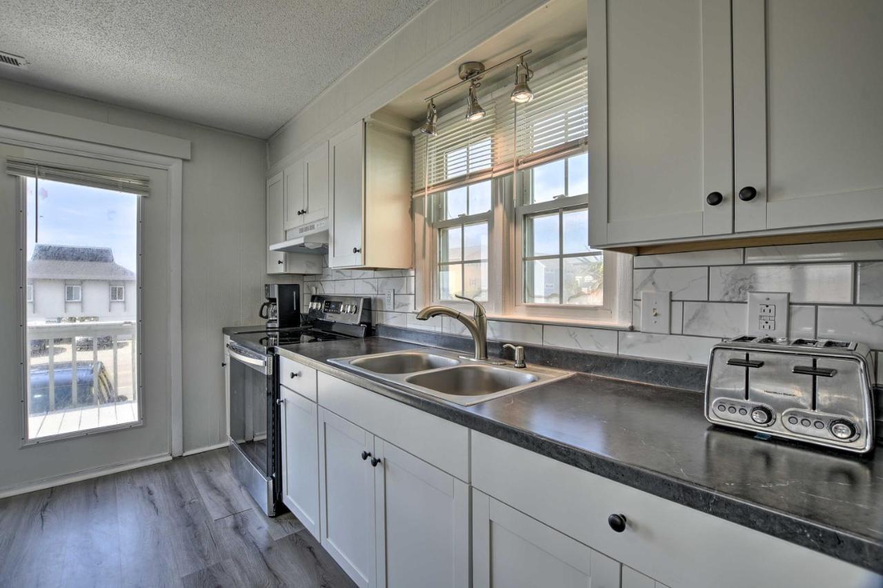 Oak Island Beach Abode With Deck Walk To Shore! Buitenkant foto