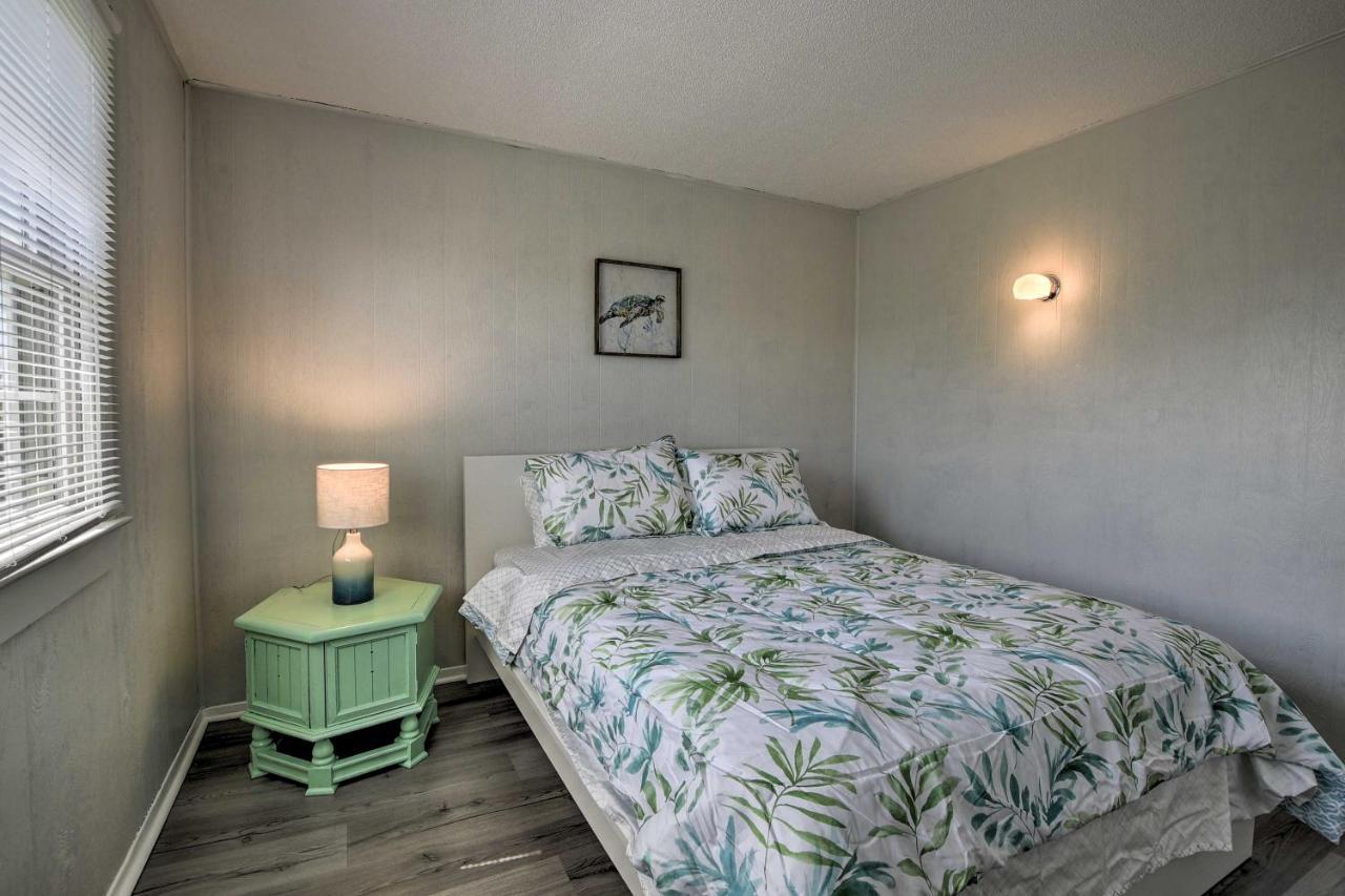 Oak Island Beach Abode With Deck Walk To Shore! Buitenkant foto