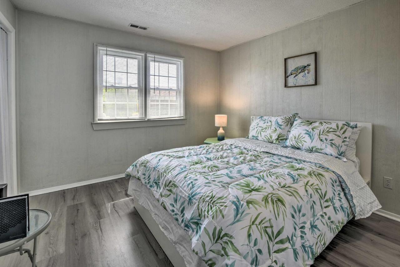 Oak Island Beach Abode With Deck Walk To Shore! Buitenkant foto