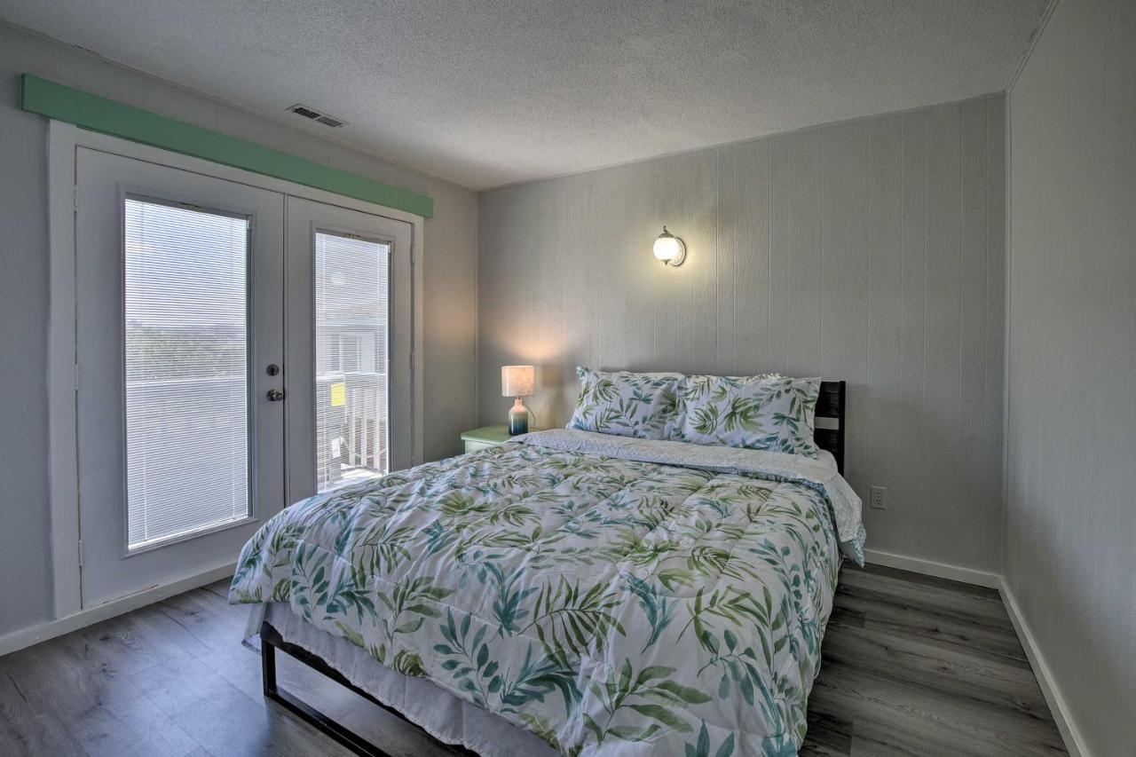 Oak Island Beach Abode With Deck Walk To Shore! Buitenkant foto