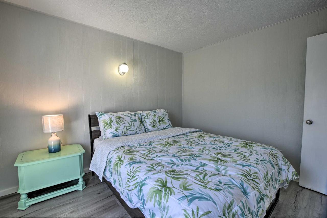 Oak Island Beach Abode With Deck Walk To Shore! Buitenkant foto