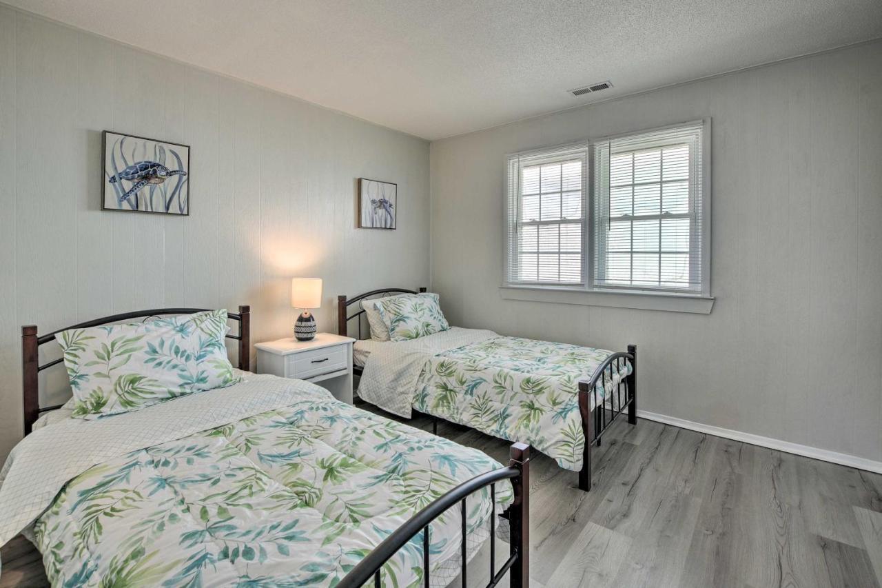 Oak Island Beach Abode With Deck Walk To Shore! Buitenkant foto