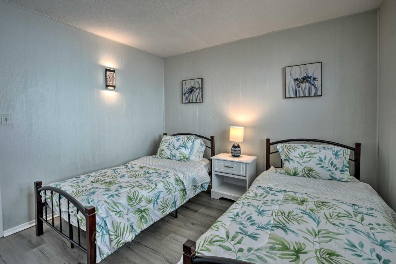 Oak Island Beach Abode With Deck Walk To Shore! Buitenkant foto