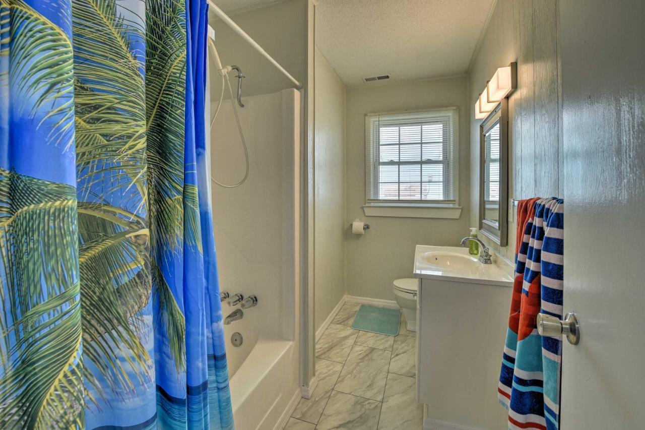 Oak Island Beach Abode With Deck Walk To Shore! Buitenkant foto