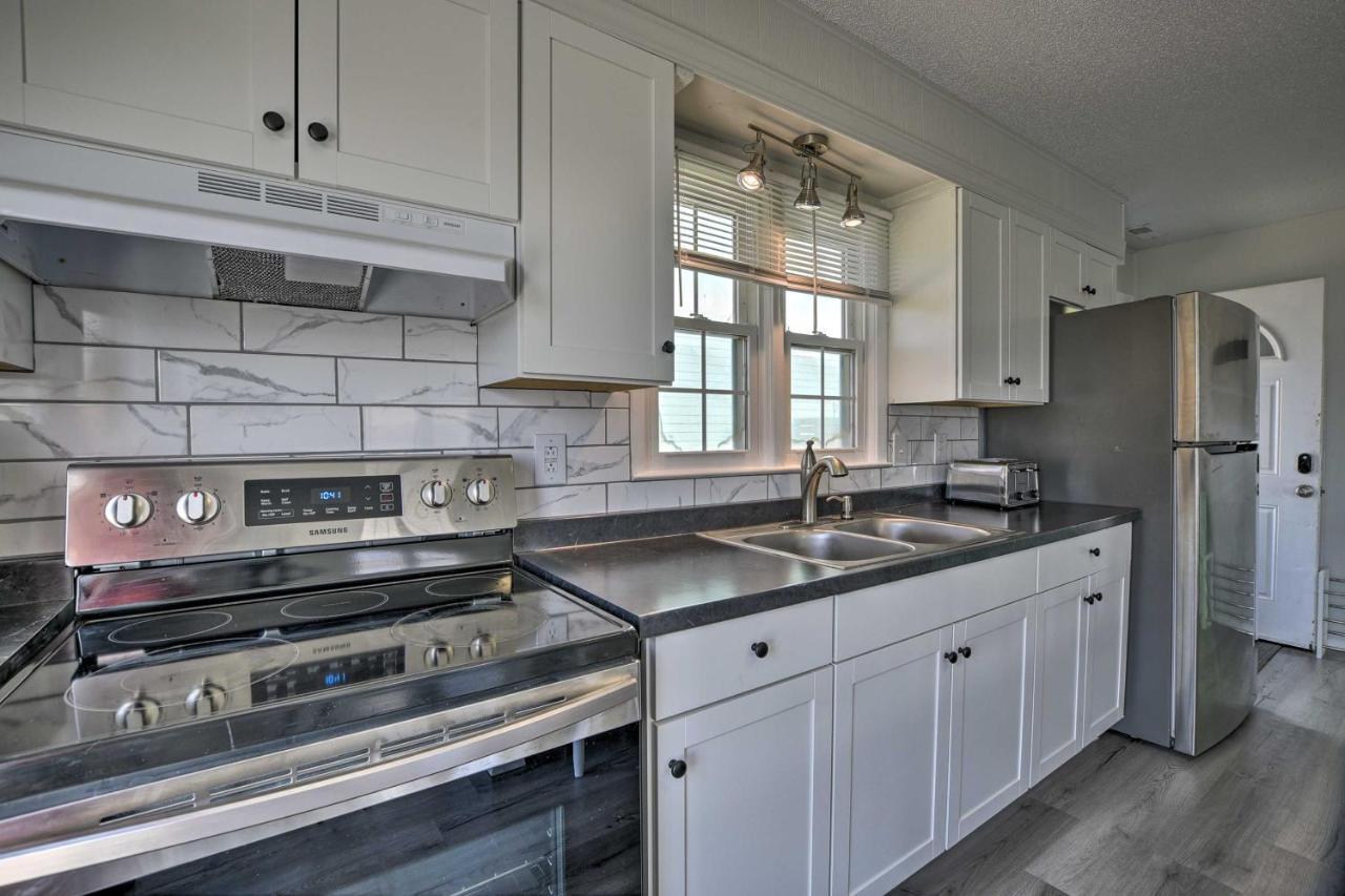 Oak Island Beach Abode With Deck Walk To Shore! Buitenkant foto