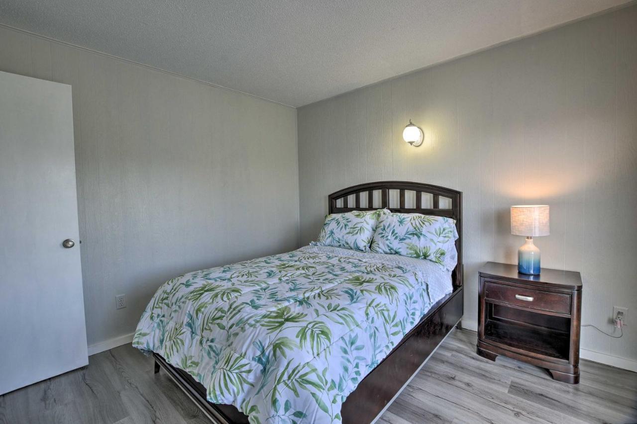 Oak Island Beach Abode With Deck Walk To Shore! Buitenkant foto