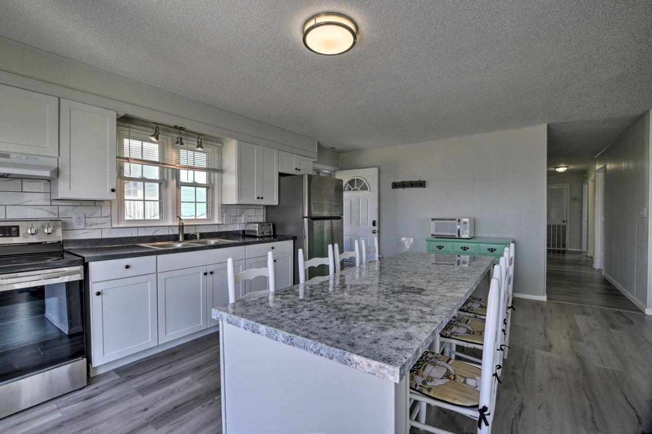 Oak Island Beach Abode With Deck Walk To Shore! Buitenkant foto
